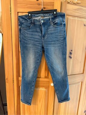 American Eagle Outfitters Women’s Medium Blue Cropped Slim Jeans